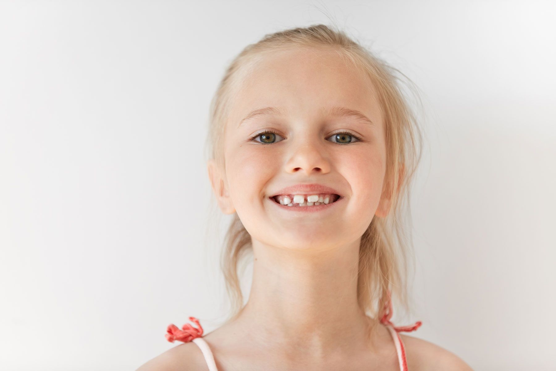 little-blonde-girl-wearing-sundress dientes de leche